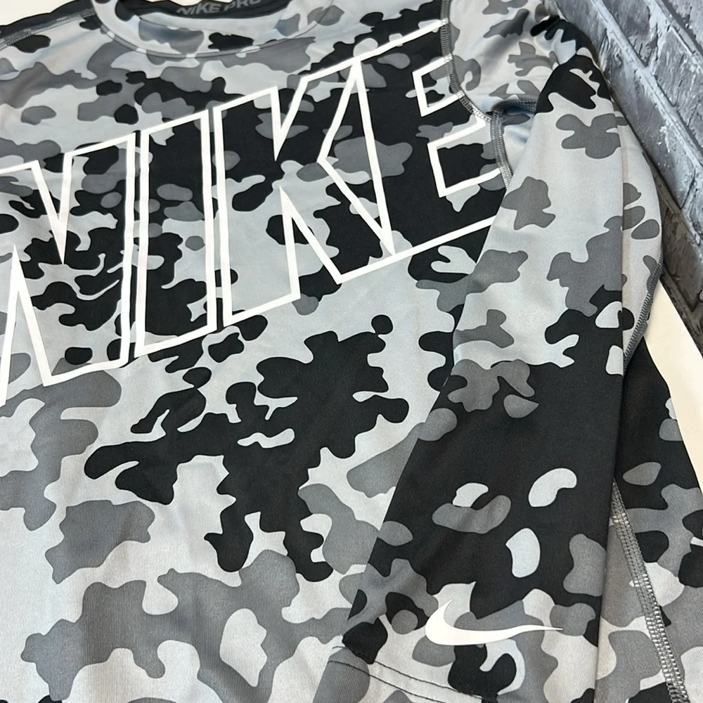 Nike Pro‎ shirt